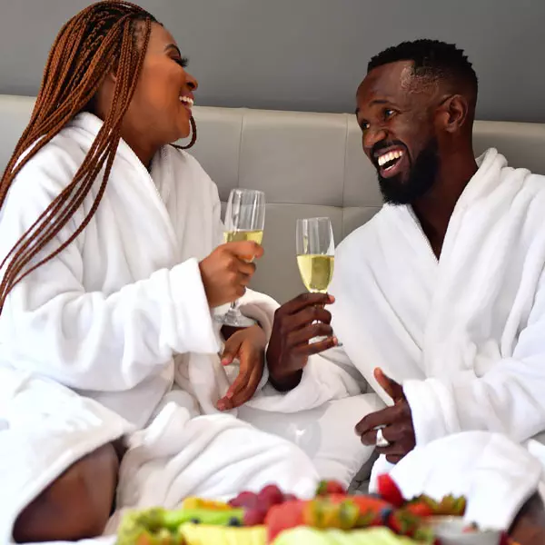 INFINITY-WELLNESS-MOBILE-SPA---ABOUT-US-Couple-in-hotel